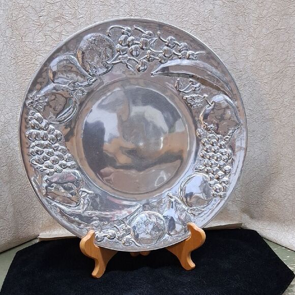 Wilton Armetale Silver Embossed Platter - Picture 1 of 8